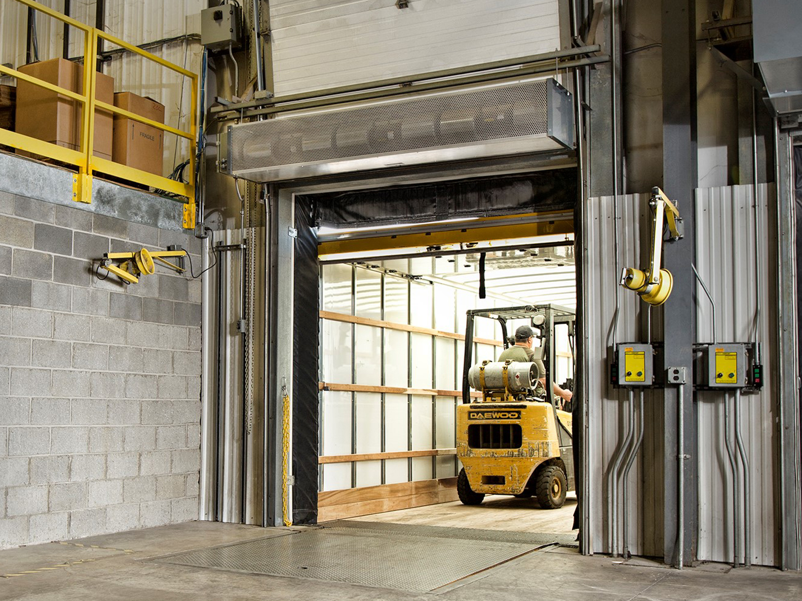 berner-industrial-direct-drive-12-air-curtain-plant-loading-dock-1600x1200