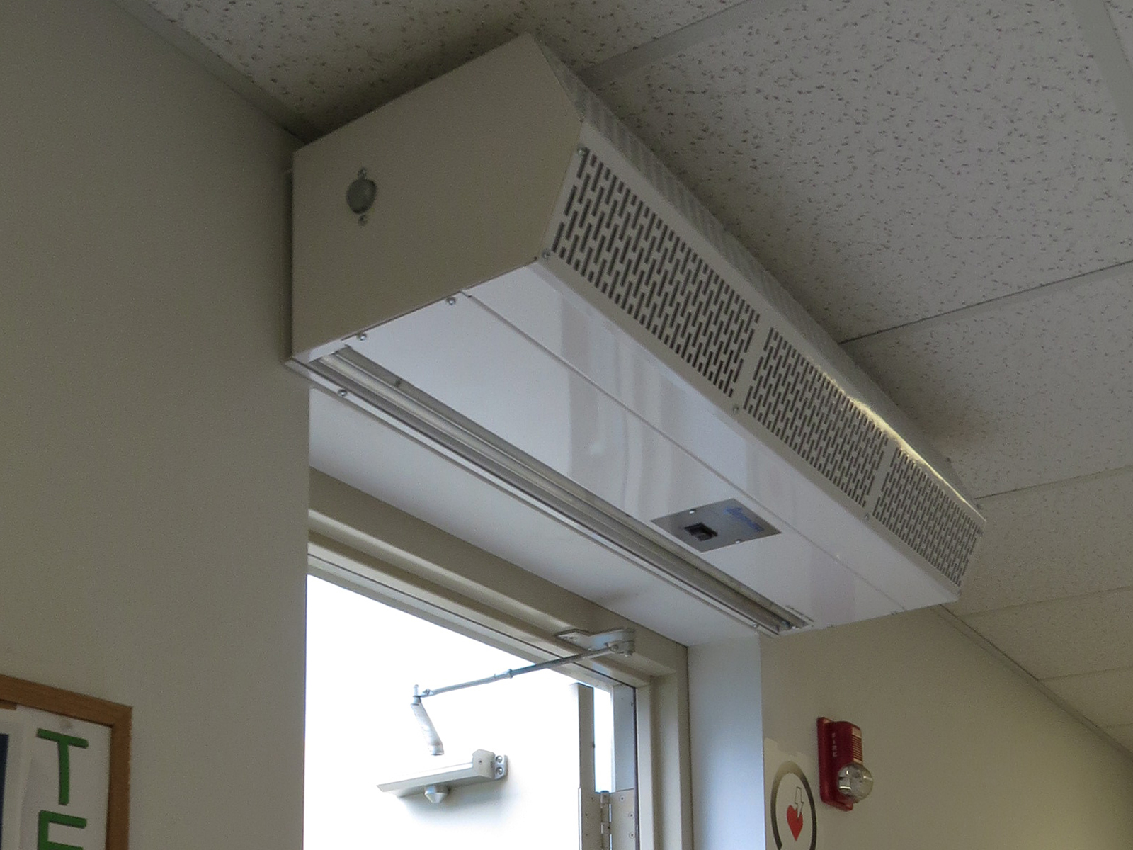 berner-commercial-low-profile-8-air-curtain-employee-entrance-1600x1200