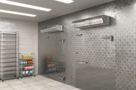 Berner's Commercial Low Profile 8 luftridå över en walk-in kylare.